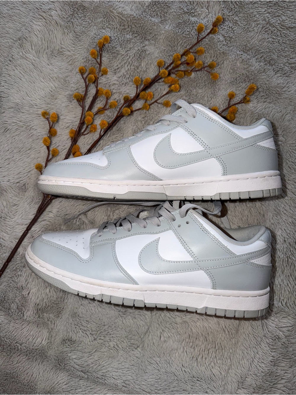 Nike Low-Top Sneakers in White and Light Grey